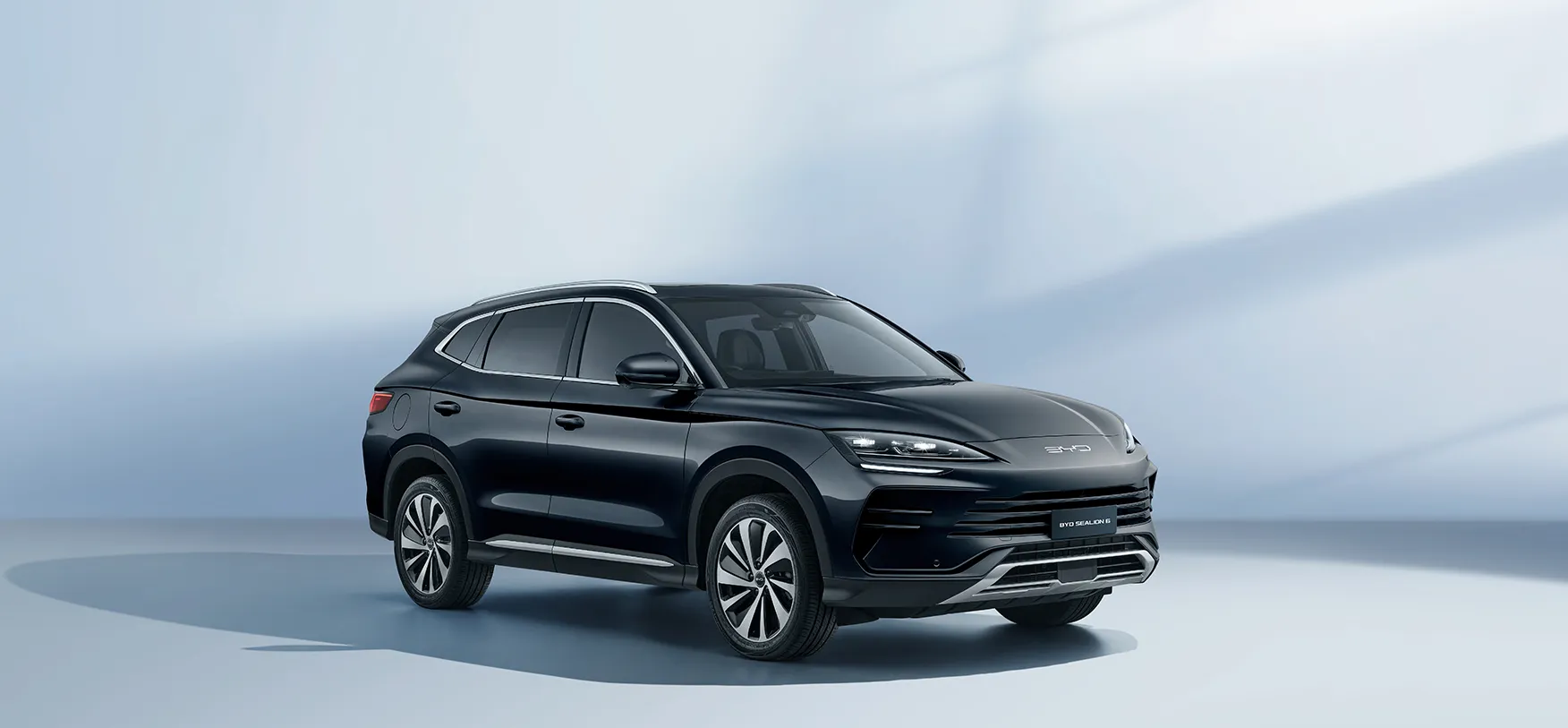 BYD Sealion 6 DM-i - SUV hybrid cao cấp trên nền cảnh thiên nhiên